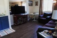 Private Cozy Alaskan Hideaway- 5 mins from lakes