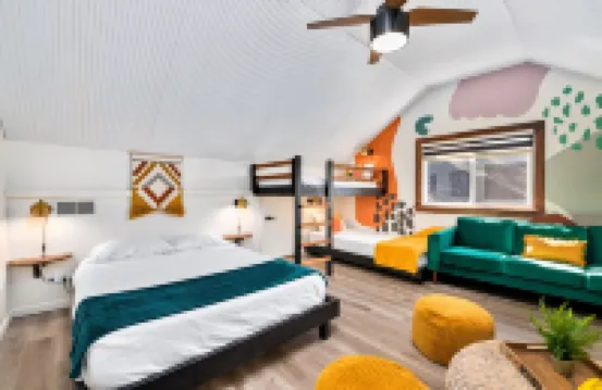 The Jade | Stunning, On Walking Path w Hot tub & Pool