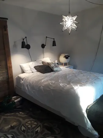 Whole house w/ Open plan; reno'd farmhouse style home w/ cozy interiors. Dogs OK