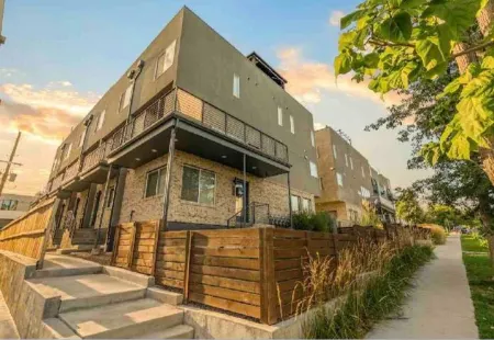 Luxury Townhouse w/Rooftop Hot Tub & Mountain Views