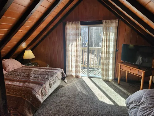 HARBOR SPRINGS 3 BEDROOM / 2 BATH COUNTRY CHALET