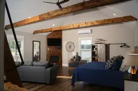 Cabin B by the Pond - King Bed - Swimming Pool