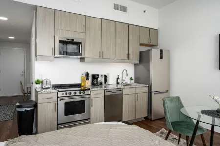 Stylish DT Studio w/ Private Balcony! Отели рядом с достопримечательностью «Университет Алабама в Бирмингем»