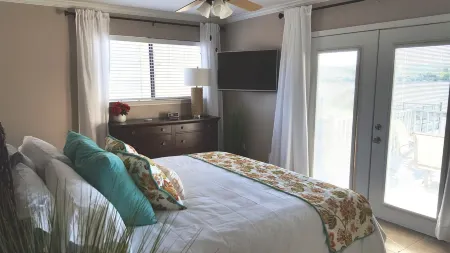 🌞Luxury East Facing Waterfront, Deck, Fishing, Near Yacht Club & Resort⛱ Отели рядом с достопримечательностью «Horseshoe Bay Resort - Ram Rock Course»