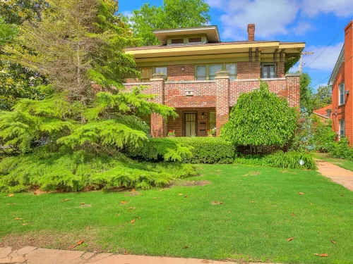 Downtown Carriage House Studio : Dream under Vaulted Ceilings
