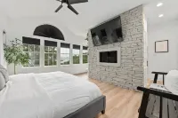 Luxury Lake Travis Retreat with Pool, Hot Tub & Stunning Views Hotels in Hudson Bend