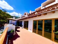 Hamilton Cove 2-bedroom condo with golf car & A/C in pleasant Catalina Island فنادق في أفالون