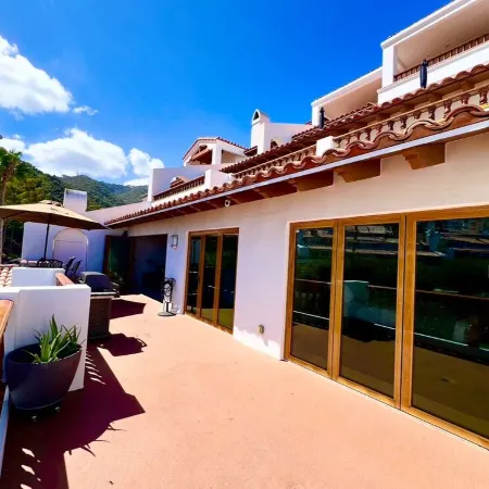 Hamilton Cove 2-bedroom condo with golf car & A/C in pleasant Catalina Island