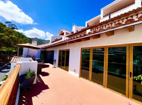 Hamilton Cove 2-bedroom condo with golf car & A/C in pleasant Catalina Island