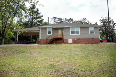 Beautiful, peaceful & spacious home. Отели в г. Клантон