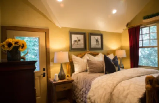 The Cozy Cabin....Walk to Brighton ski slopes!