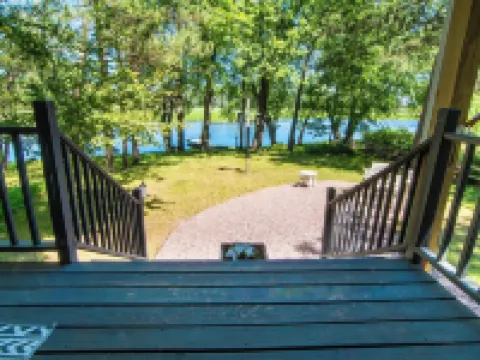 Perfect Waterfront Getaway between the Lakes 馬凱特縣酒店