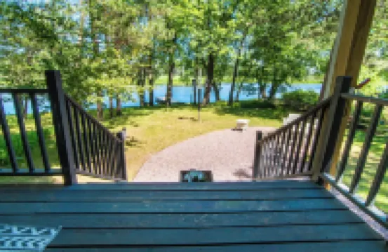 Perfect Waterfront Getaway between the Lakes