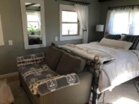 Sun drenched cozy cottage on budding 17 acre homestead 奧蘭治縣酒店