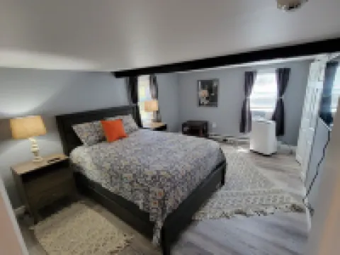 Gedney House Apt. 2: Only 8 Minutes to Bethel Woods! Newly Remodeled! Hotels in Delaware