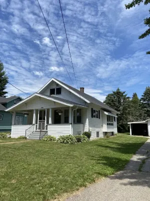 Charming Bungalow Across From Wolf River