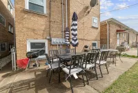 Spacious, Sunny and Clean Apartment 25 min from Downtown Chicago