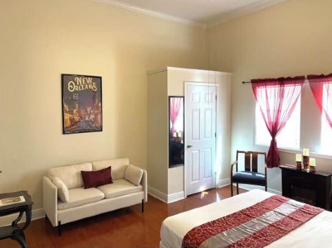 Beautiful home in historic Treme neighborhood great for large groups.