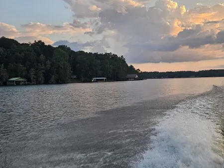 Lakeside Chalet on Beautiful Gantt Lake!