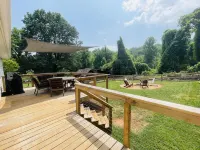 {Das Vogel Haus}Cheerful cottage getaway in Helen