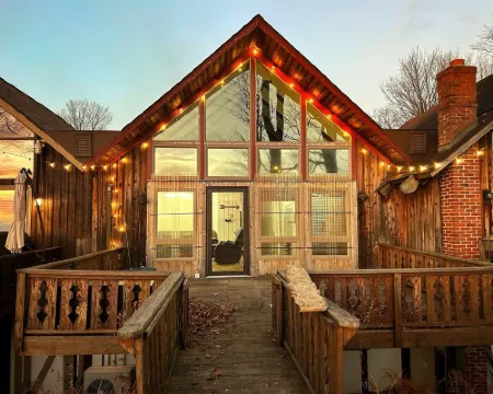 Cozy Indian Lake Chalet on Golf Course w/ Arcade Game Room. Close to flight 93 Hotels in Indian Lake