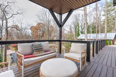 Colorful modern suite near Blue Ridge Parkway and Biltmore Отели в г. Ройал Пайнс