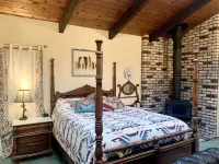 Large house Up in the Redwoods perfect for large families. Pet friendly.