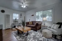 Cozy little cottage W/ private yard in town Hotels in Lodi