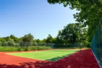 Large country house with private swimming pool and tennis court, 12 hectares