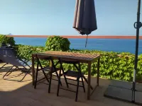 Cottage in front of the beach, with large garden and parking