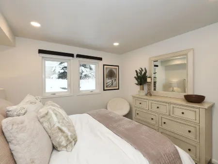 Fully renovated 4bd, 3.5 bath, sleeps 11 Condo (new hot tub, near 4 ski resorts)
