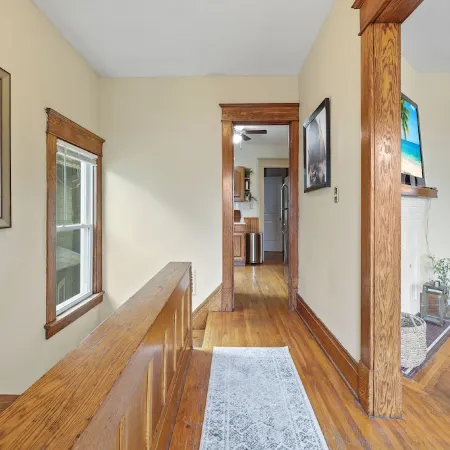 Cozy Upper 3 bed 2 full bath + loft + balcony