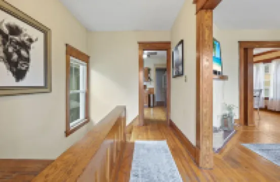 Cozy Upper 3 bed 2 full bath + loft + balcony