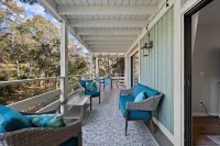 Amazing Lagoon View, Largest Balcony in Fiddlers Cove!  5 min walk to the beach!