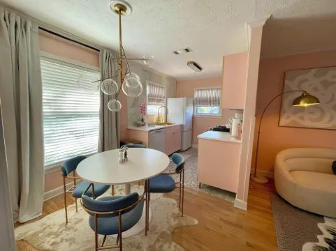 The Dreamhouse: Charming 2-story, 1-bedroom house in tranquil Sherman