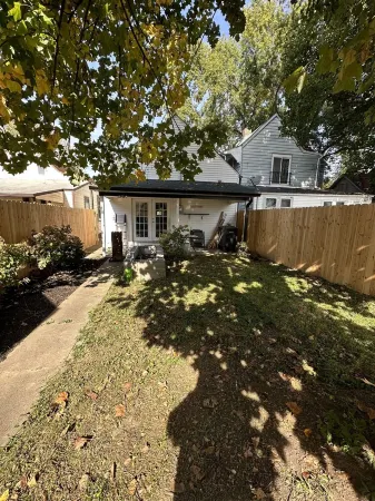 Charming 1920’s shotgun in southern Indiana, minutes from downtown Louisville