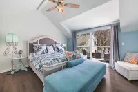 421 Irie: Simply Charming 2 Story COTTAGE!! Private Pool!! 1 Off Street Parking!