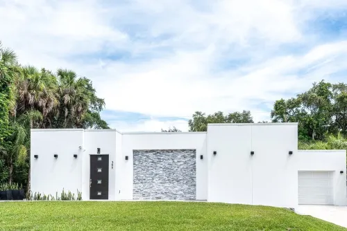 Contemporary Coastal Retreat with 3 Masters, Minutes to beaches