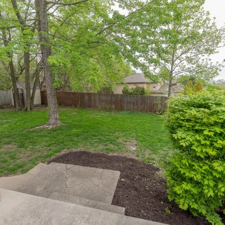 Great Space! 2 Blocks from Downtown Lee's Summit!