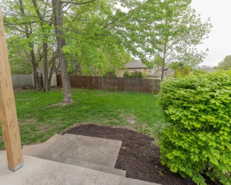 Great Space! 2 Blocks from Downtown Lee's Summit! Hotels in Lee's Summit