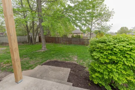 Great Space! 2 Blocks from Downtown Lee's Summit!