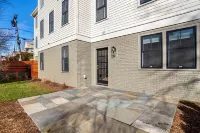 Union Square Beauty 2 bed/2 bath w/ Private Patio Sylvester Baxter Riverfront Park附近的飯店