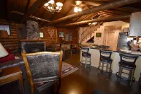 Rustic Lakefront Log Cabin Retreat w/Pontoon included Memorial to Labor Day