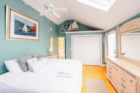 Luxury PTown Condo -  5 Min Walk to Commercial St Отели рядом с достопримечательностью «Рейс Пойнт Бич»