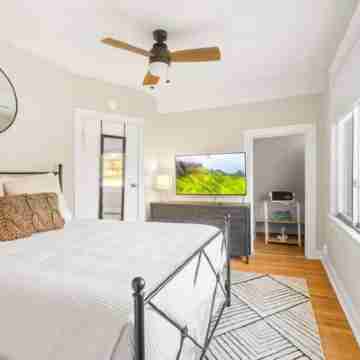 Charming Home Near Memorial Park Rooms