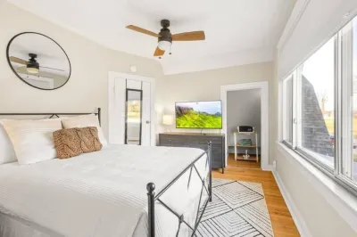 Charming Home Near Memorial Park Hotels near Dr. Martin Luther King, Jr. Memorial Bridge