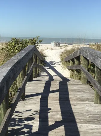 Outstanding Location!! Right on the Beach, 1 Bed, 2 Bath Condo, Gulf Strand #203 Отели в г. Сейнт Пит Бич