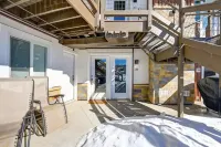 Stylish Mountain Condo w/Fireplace on Lake Dillon Отели в г. 