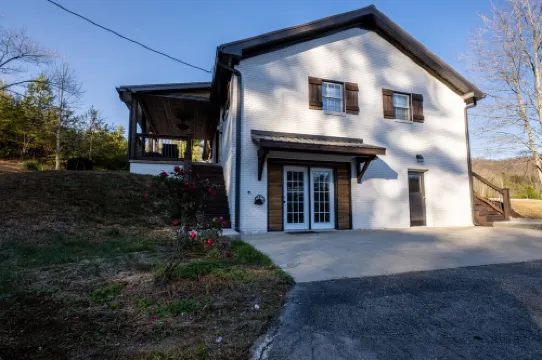 Red River Gorge! 5 bed/3bath on 8 private acres!! Hot tub, Arcade room, Garage