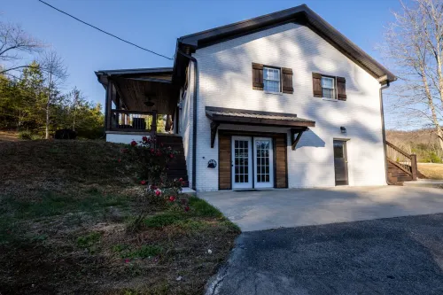 Red River Gorge! 5 bed/3bath on 8 private acres!! Hot tub, Arcade room, Garage